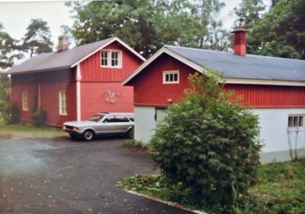 Jag har glädjen att ha en före detta kollega som bott i torpet på 1970-1980 -talet. Hennes familj ägde Villa Wilhelmsberg och torpet fungerade som gillestuga. Det är av henne jag fått dessa fina bilder! Om man ser på den här bilden ser det ganska lika ut idag. Brädfodringen och taket är förnyade.